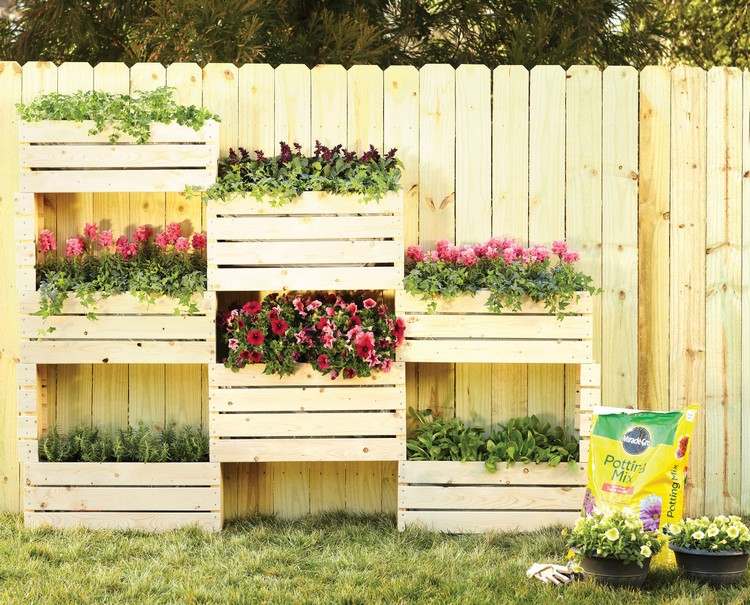 vertikal-plantering-trälådor-blomkrukor-staket