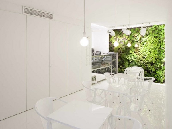 vertikala trädgårdar husinredning vita möbler kontrast