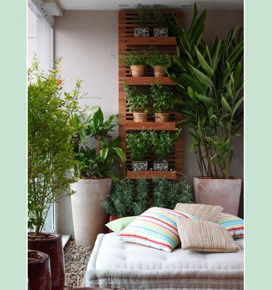vertikal grönare spaljé balkong sittkuddar växt