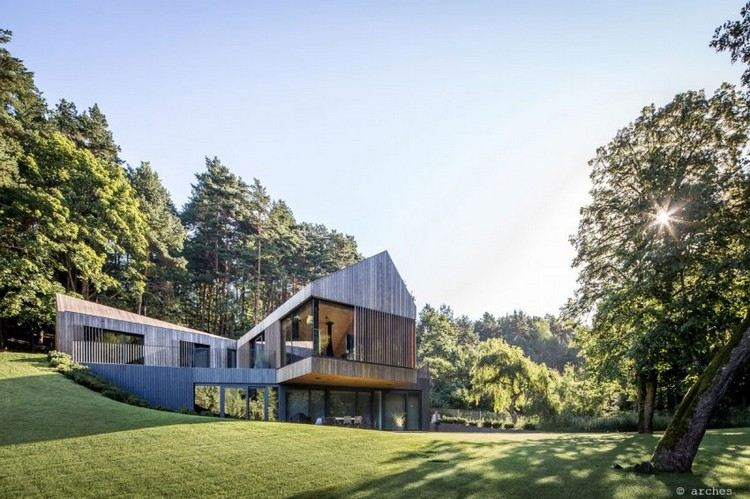 Vertikal trä fasad hus-grön cantilever