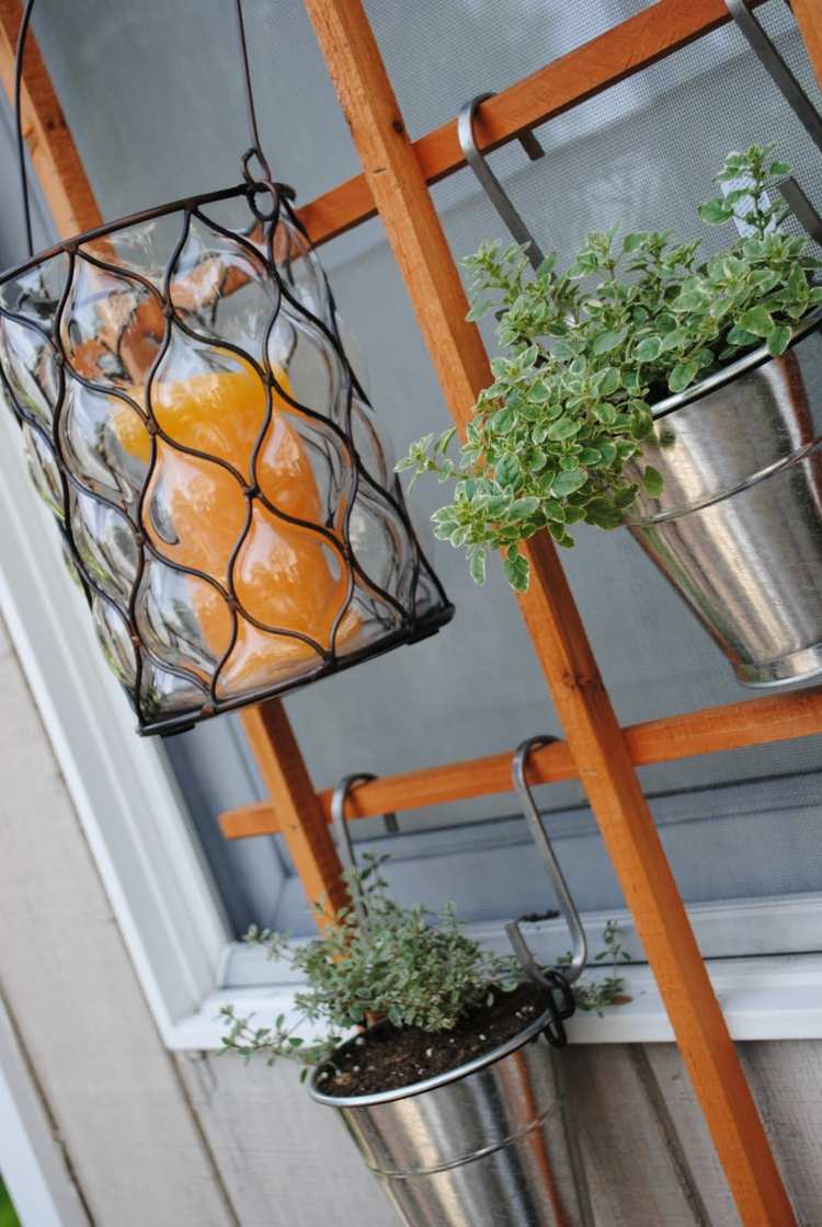 Skapa vertikal örtträdgård trägitter-metall kruka-lykta-glas-orange-ljus