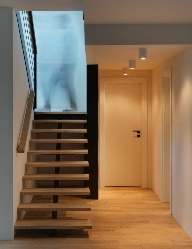 trappor-massivt trä-utan-räcke-räcke-vägg-korridor-belysning-innanför dörr