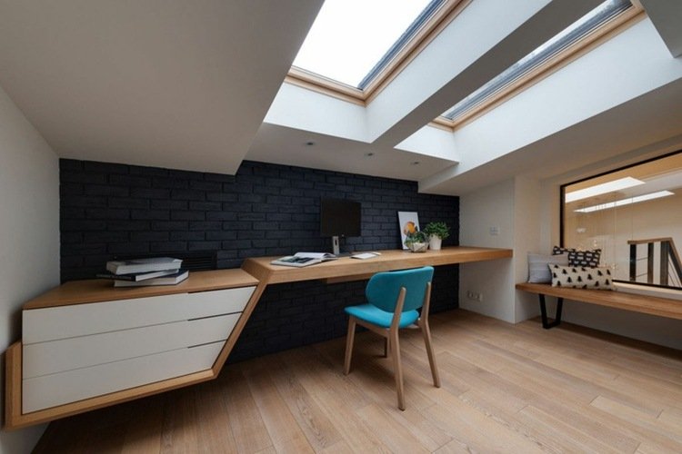 arbetsplats-hem-arbete-bord-stol-platt-takfönster-svart-tegel-vägg