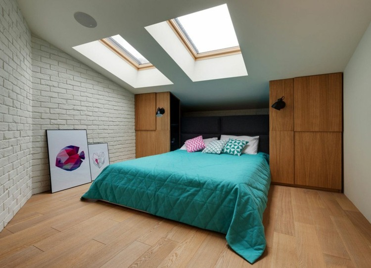loft-vit-dubbelsäng-vit-tegel-vägg-minimalistisk-sluttande tak-takfönster-väggskåp