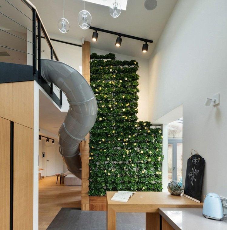 Vertikal trädgård grön-två-nivå-bild-trä-kök-belysning-hängande lampor-laminatgolv
