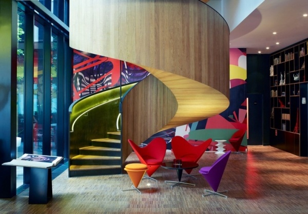 Designmöbler hotell interiör spiraltrappa levande färger