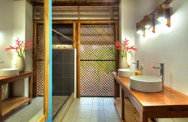 Handfat i badrummet tillverkat av bambu i möblerna
