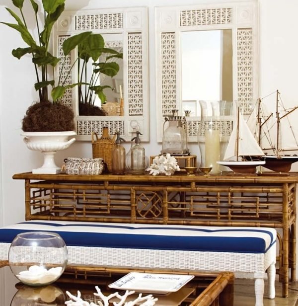 Toalettbord med spegel i bambu i byrå med maritima dekorationer