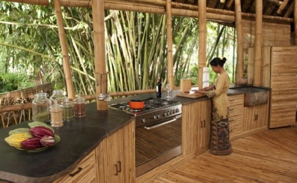 Inredning med möbler i köksskåp i bambu