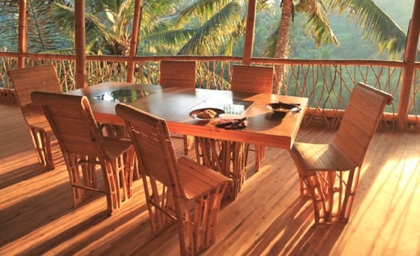 Utomhus matbord av bambu i interiören