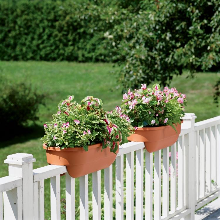 blom-kuber-vår-trädgårdsarbete-staket-vita-trä-blomkrukor