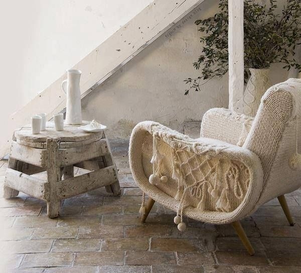 Möbler-terrassidéer soffa-vitt ull-rustikt sidobord