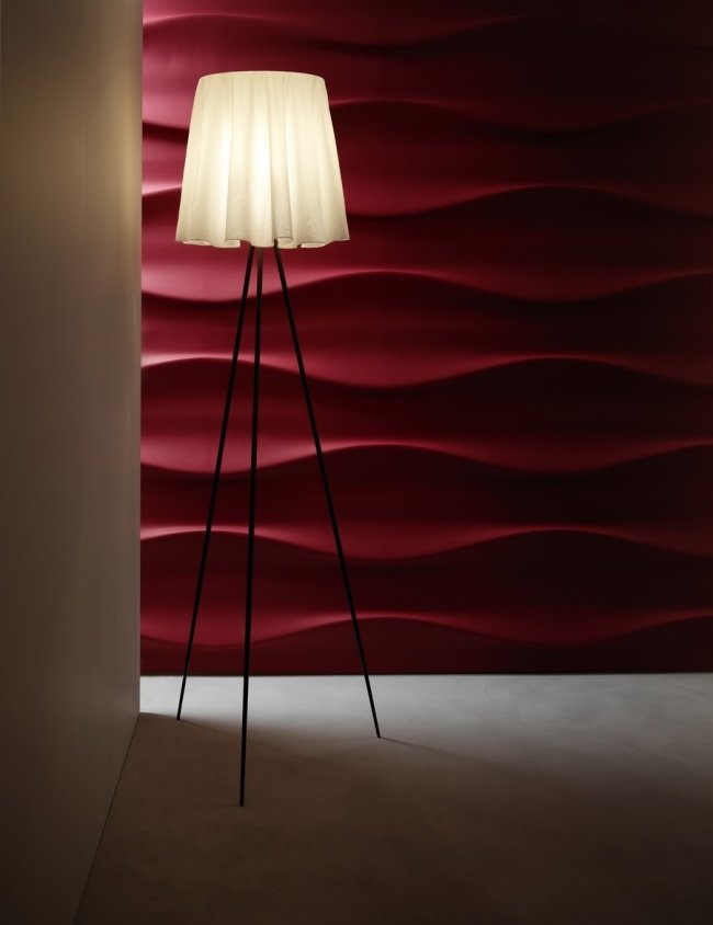 Ljuseffekter panelvägg mörk röd Piega golvlampa design modern