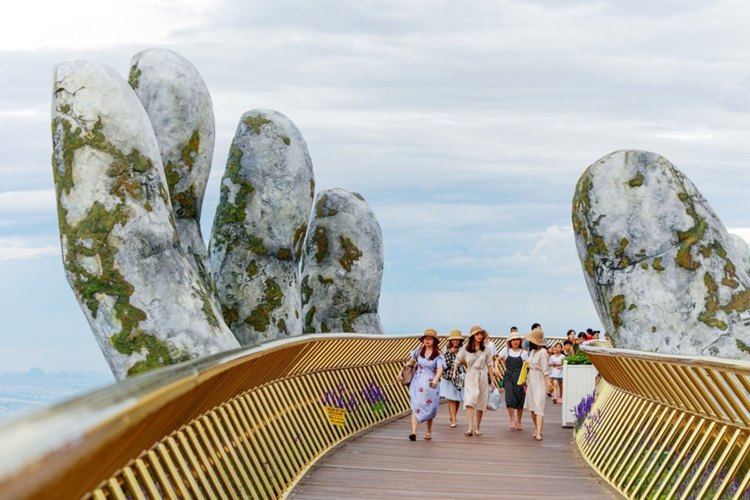 nya bron Ba Na -bergen som bärs av stenhänder