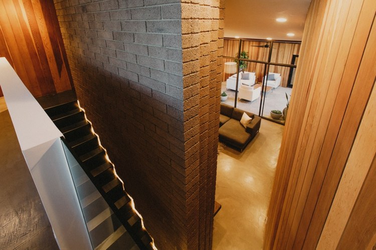 väggbeklädnad-trä-trappor-korridor-belysning-indirekt-effektiv-sten-vägg