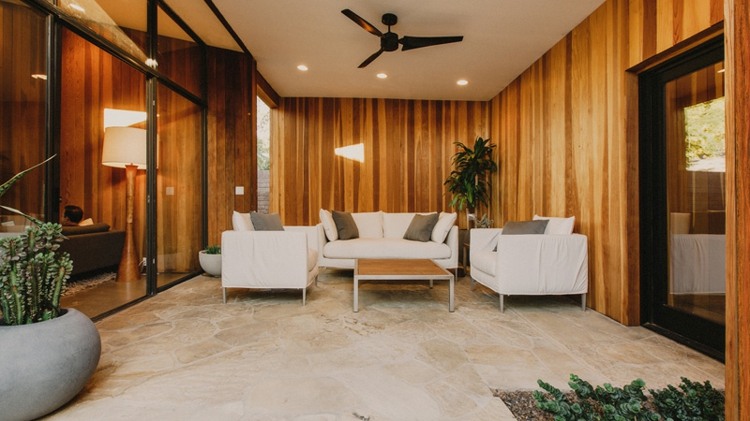 väggbeklädnad-trä-sittplatser-vita-möbler-ljusa-golv-växter-deco