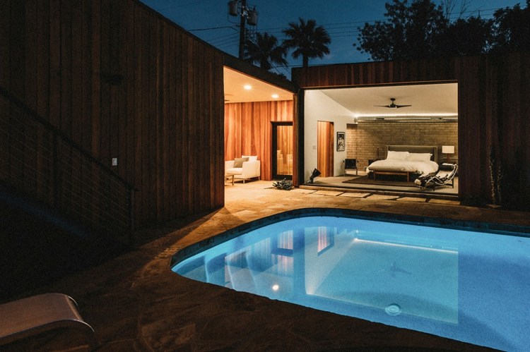 väggbeklädnad-trä-pool-belysning-säng-sovrum-ljus