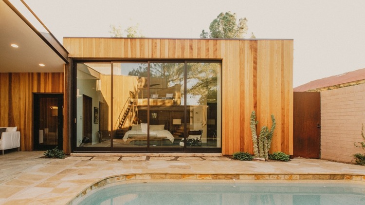 väggbeklädnad-trä-skjut-fönster-villa-design-utomhus-område
