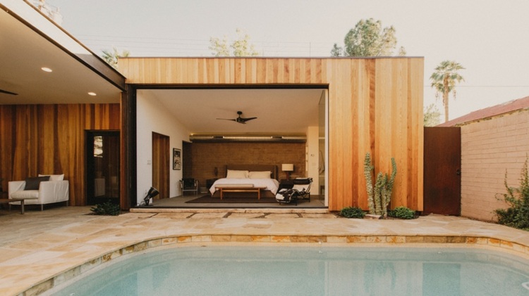 väggbeklädnad-trä-trädgård-design-sovrum-pensionat-säng-modernt