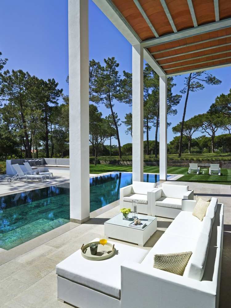 villa med vit inredning loungemöbler modern minimalistisk pool