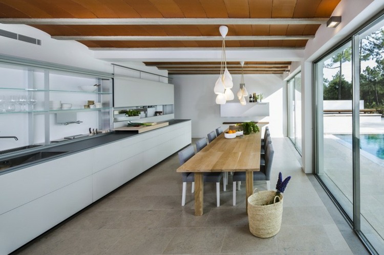 interiör vit villa köksskåp matbord trä stolar grå klädsel