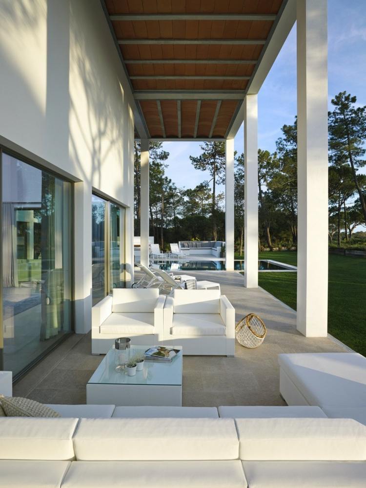 interiör vita villamöbler enkla moderna plattor lounge område