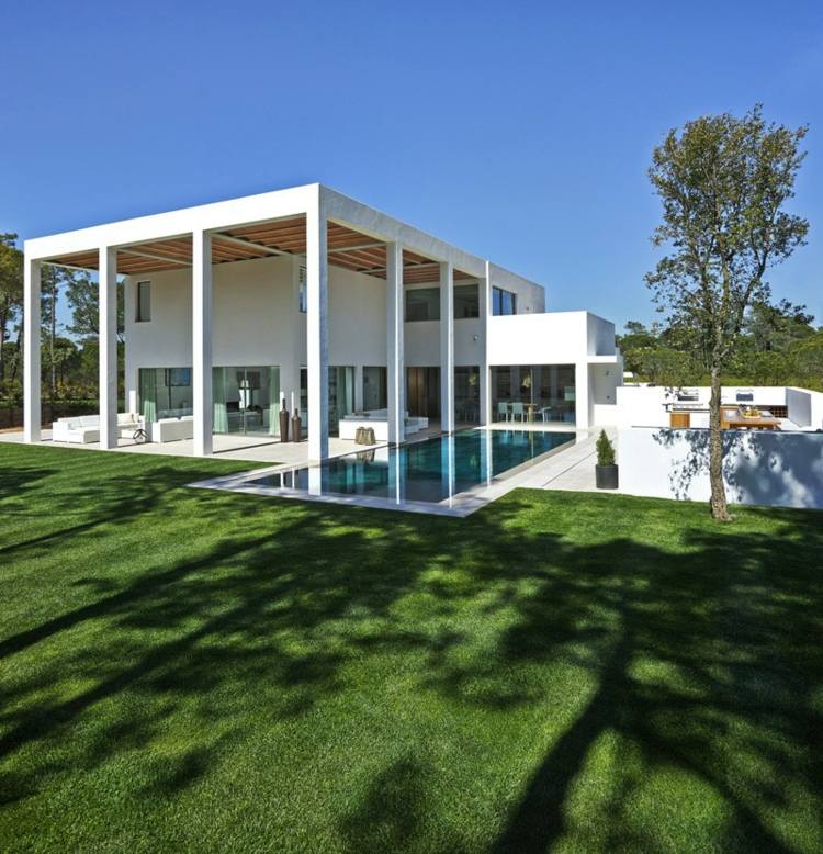 villa med vita inre pelare stöder tak design design pool
