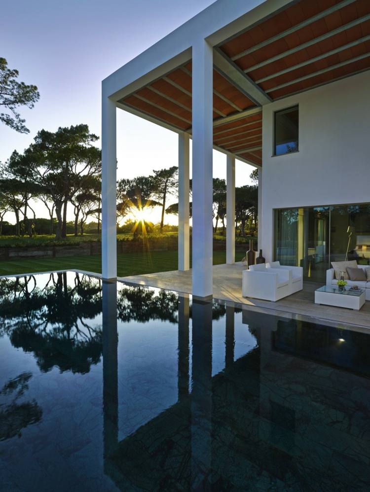 interiör vit villa pool design modern lounge terrass