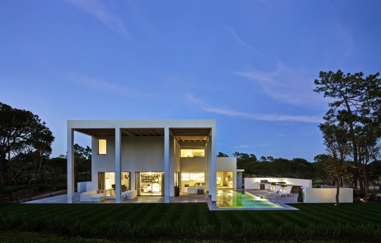 villa med vit inre belysning pool terrass takläggning