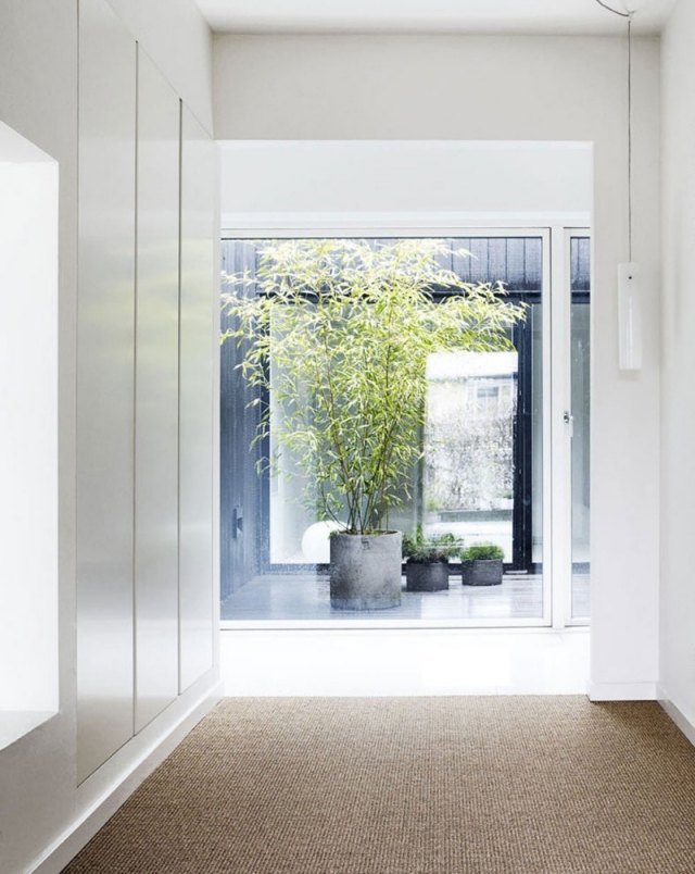Villa Wienberg-rum i skandinavisk stil kall design i en vit hall