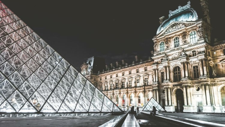 Ta en virtuell resa till Paris till Louvren och Mona Lisa