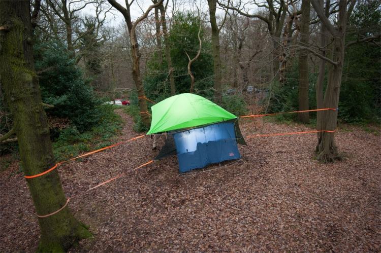 Tentsile-Vista-bärbar-träd-hus-camping-tält-i-skogen-sträckt