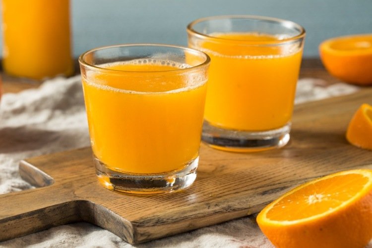 200 ml apelsinjuice innehåller 100 milligram C -vitamin.