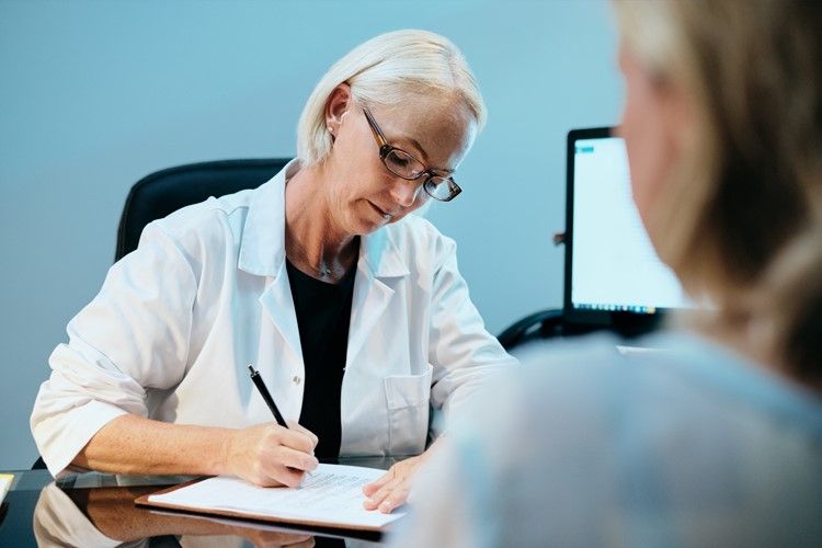 Läkaren kan avgöra bristen på vitaminer genom att göra ett blodprov