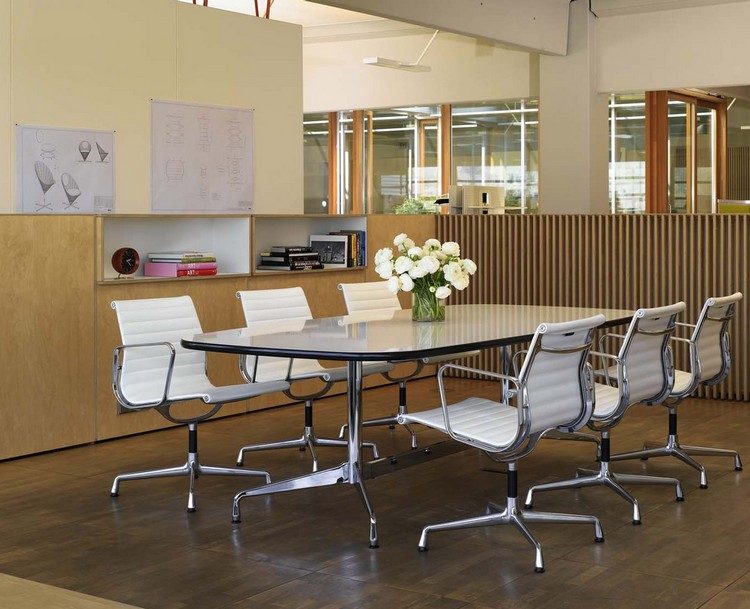 Vitra-stolar-kontorsstolar-design-klassisk-aluminium-stol-vit