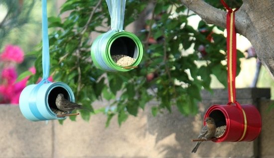 Fåglar i trädgården i vinter-foder övervintring