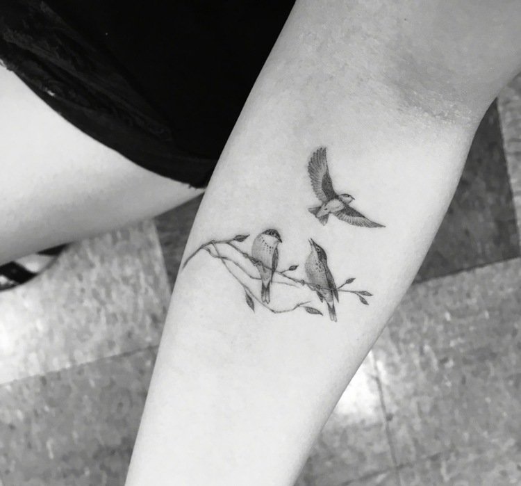 liten tatuering med fåglar på en gren