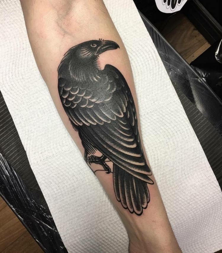 attraktiv korp i svart kråka tatuering
