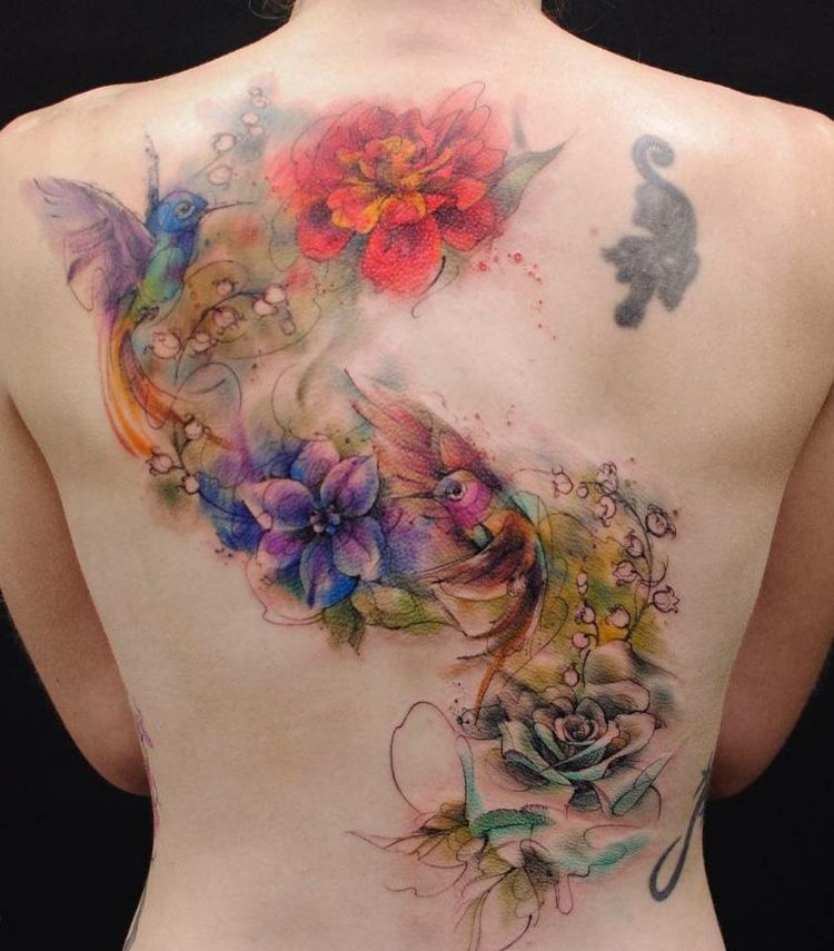 attraktiv akvarell tatuering med blommor och kolibrier för ryggen