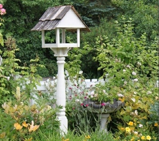 Bird fågelmatare vit färg trädgård design idéer våren