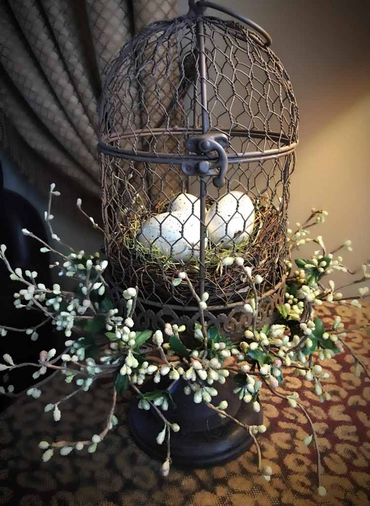 Vintage fågelbur som dekorerar på våren - höns trådbur med påskkorg och fitta