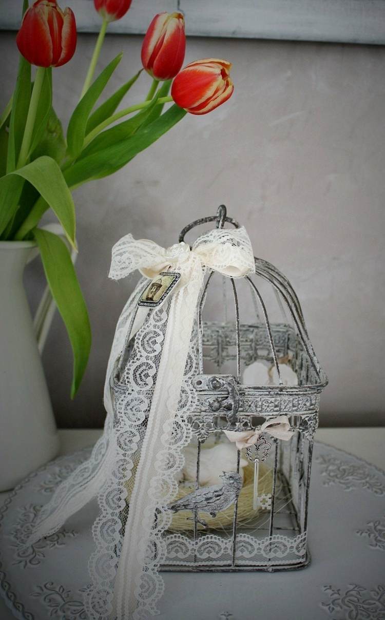 Romantisk vintage -idé med en liten fågel och band av spets