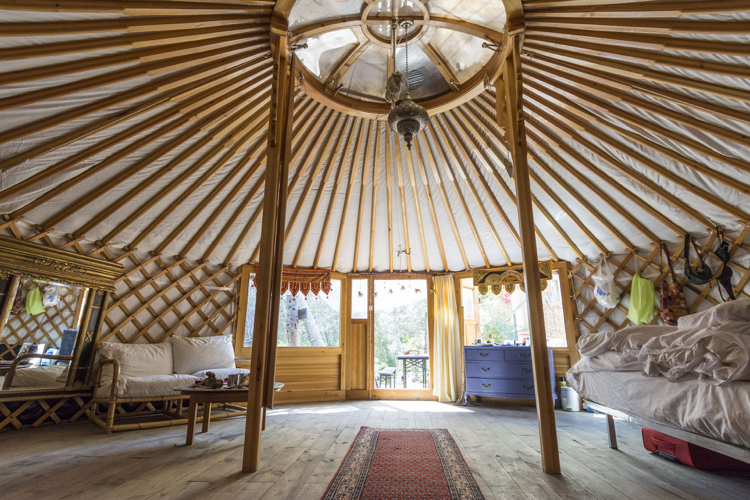 Glamping semester säng möbler yurt runt lyx tält