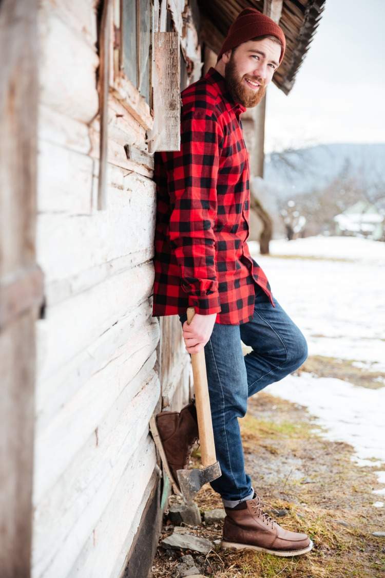 Lumberjack stil timmerhuggare med rutig skjorta och jeans stövlar