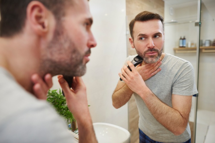skäggvård för män med skäggtrimmer eller trimmer