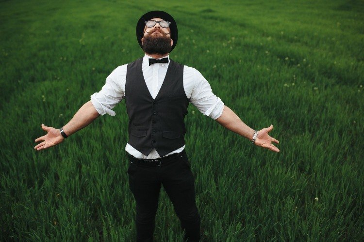 hipster med fullt skägg växer utomhus för en promenad