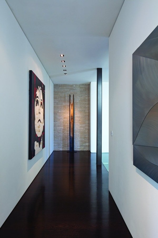 korridoren inredning kontraster golv vägg design vita bilder