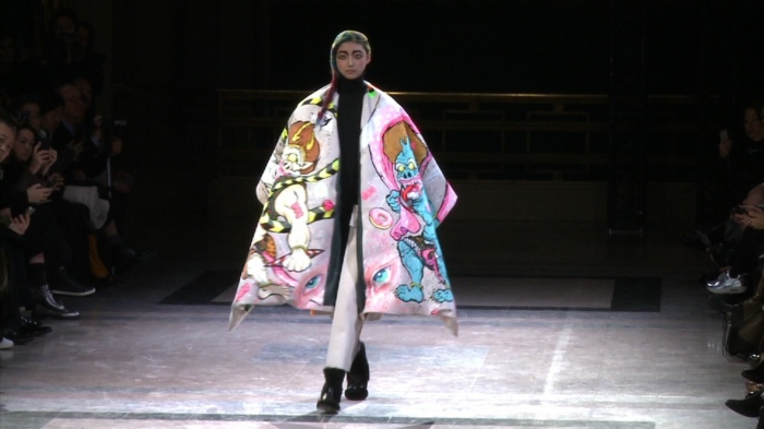 Yohji-Yamamoto-kappa-med-tecknad-textil-tryck