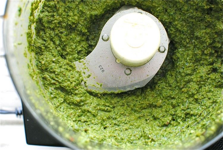 Grön mangoldpesto i matberedaren