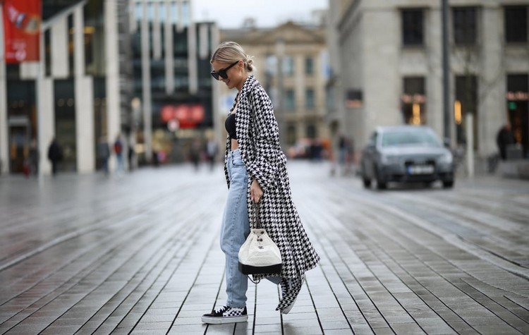 Skater girl look to style baggy jeans trenchcoat sneakers